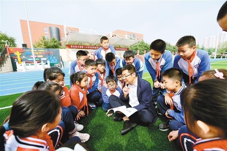 张军红校长经常和学生们交流学习心得。（受访学校供图）