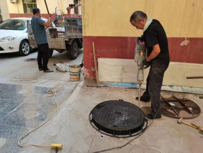 更换破损的下水道井盖