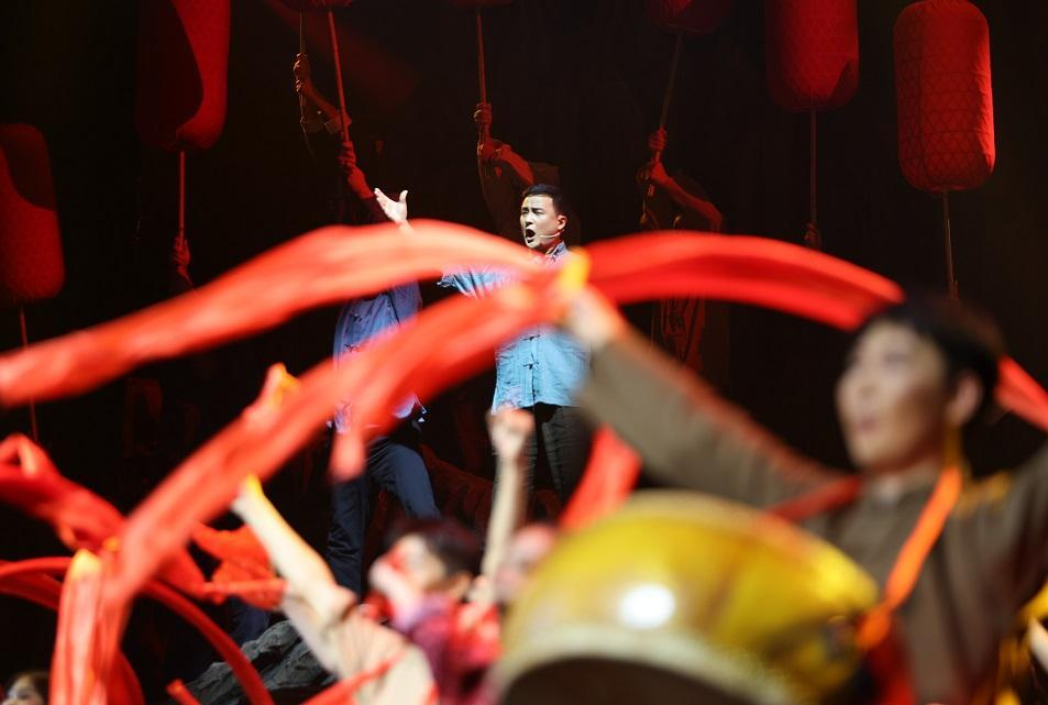 9月10日晚，第十届陕西省艺术节开幕式在铜川市铜川剧院举行。图为现场演出。记者 张辰 摄