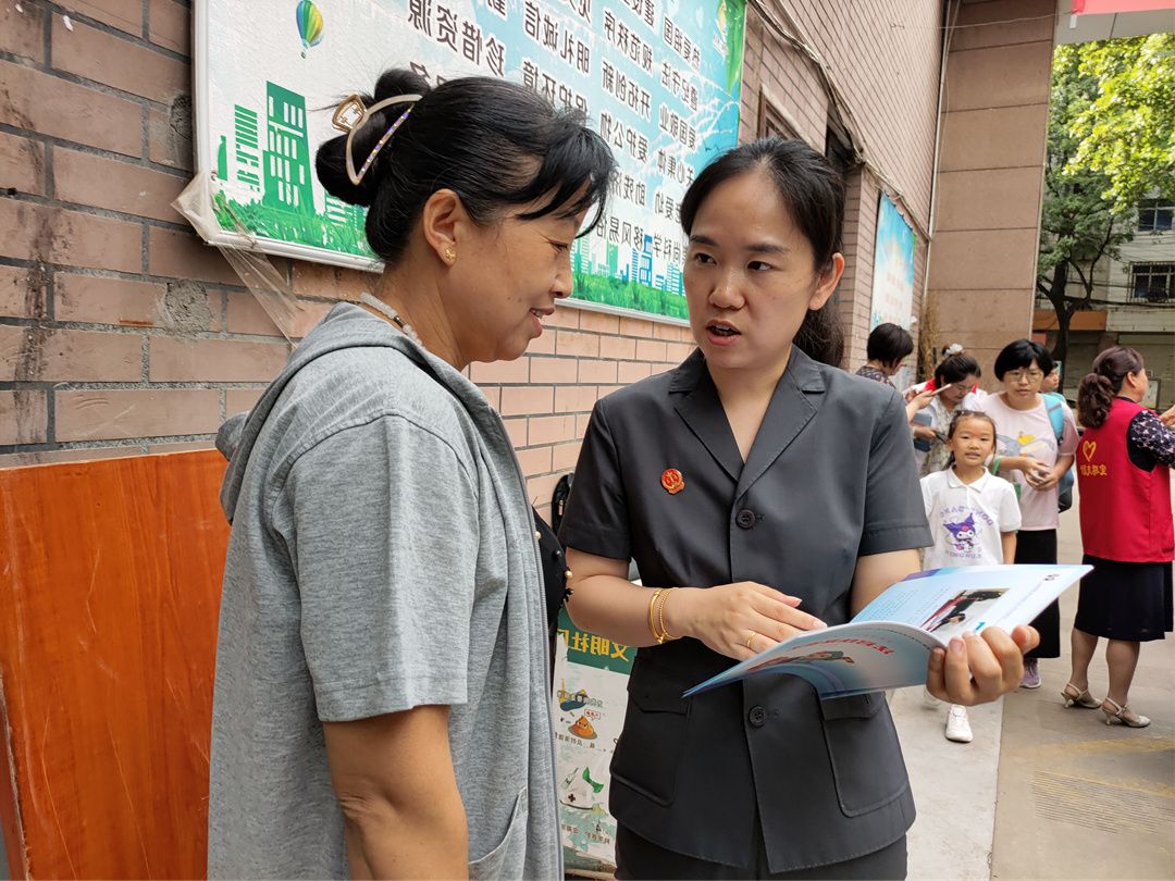 金台区人民法院干警为社区居民普法。