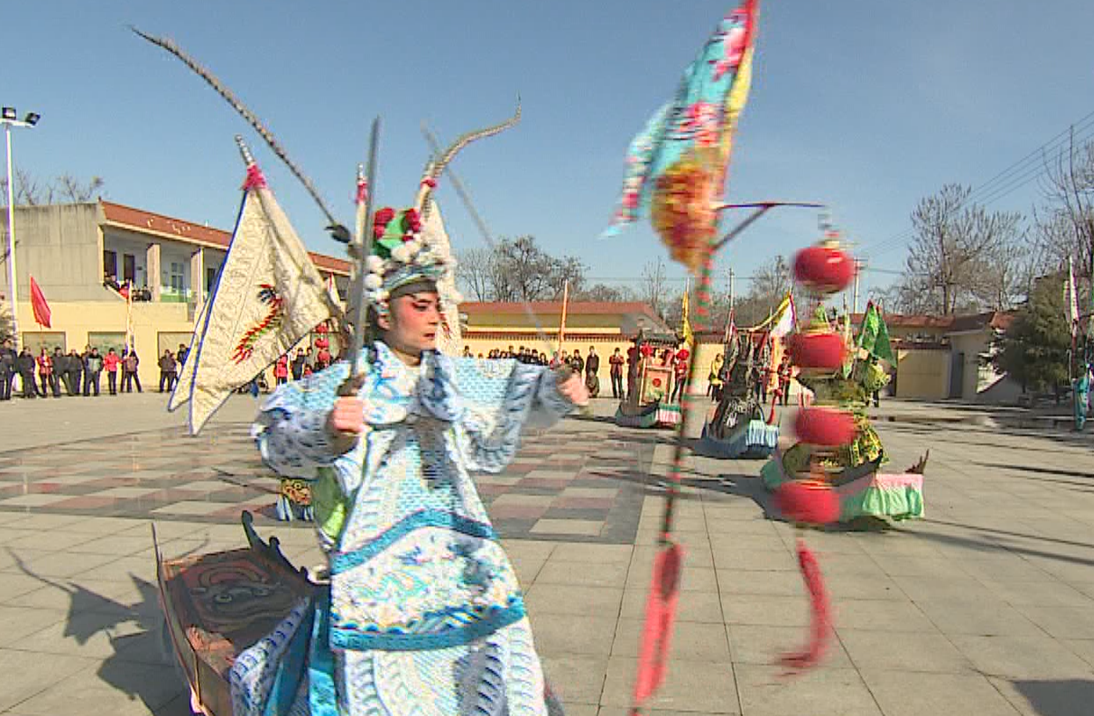 潼关黄河古战船酷似水上行舟，随波起伏