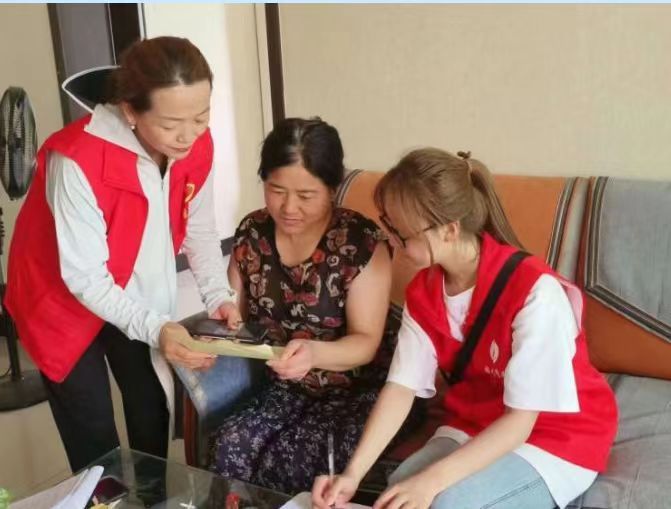 网格员上门入户服务群众