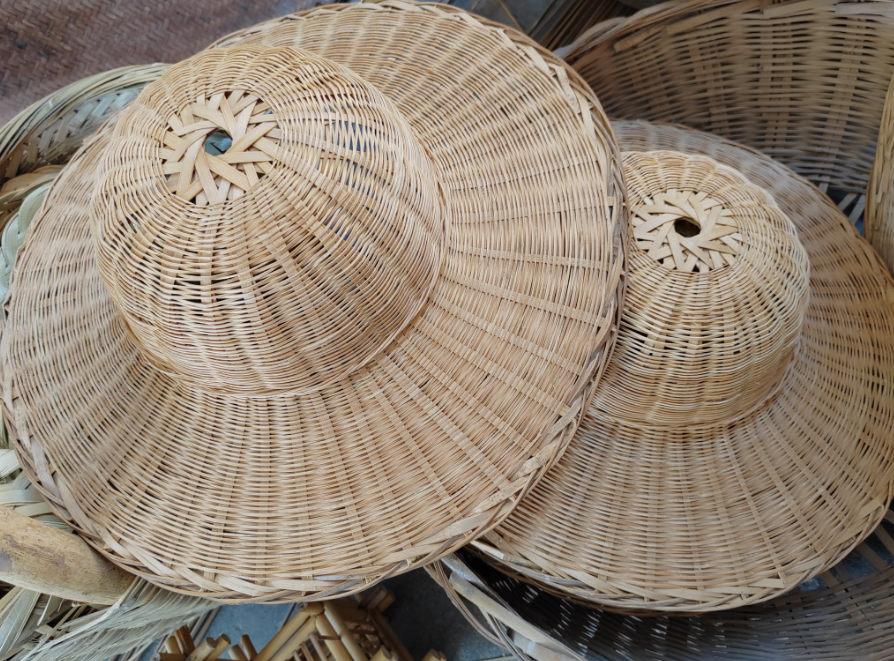 蔺恩虎编的竹帽