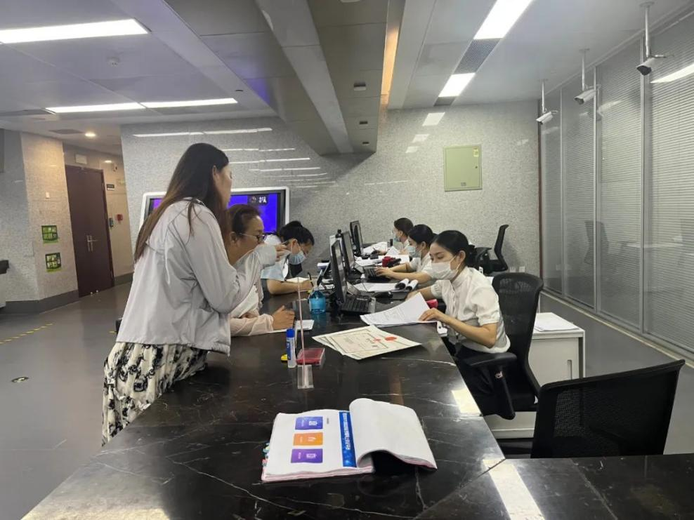 工作人员在服务专窗为企业办理业务