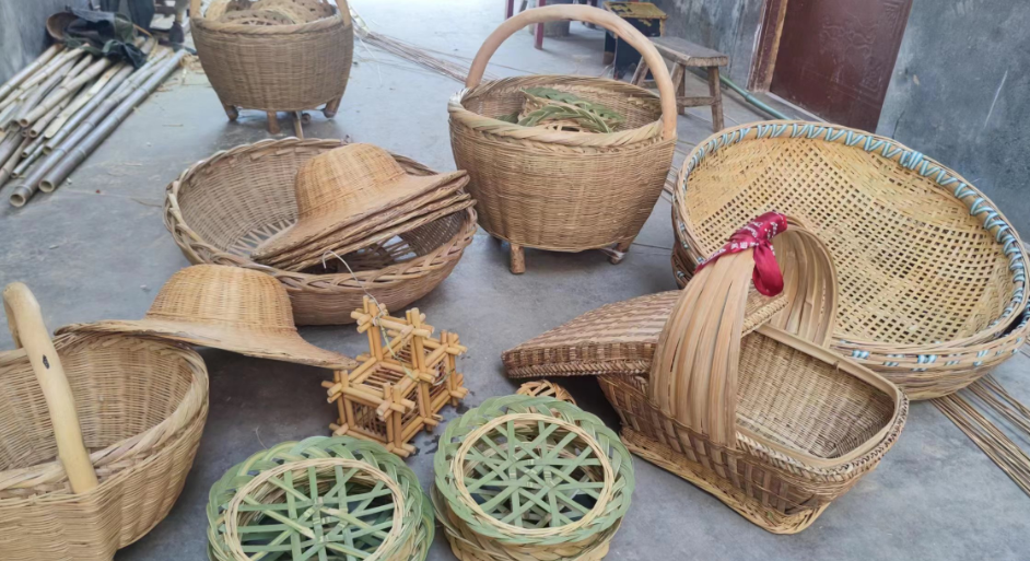 蔺恩虎编制的竹制农用品、工艺品