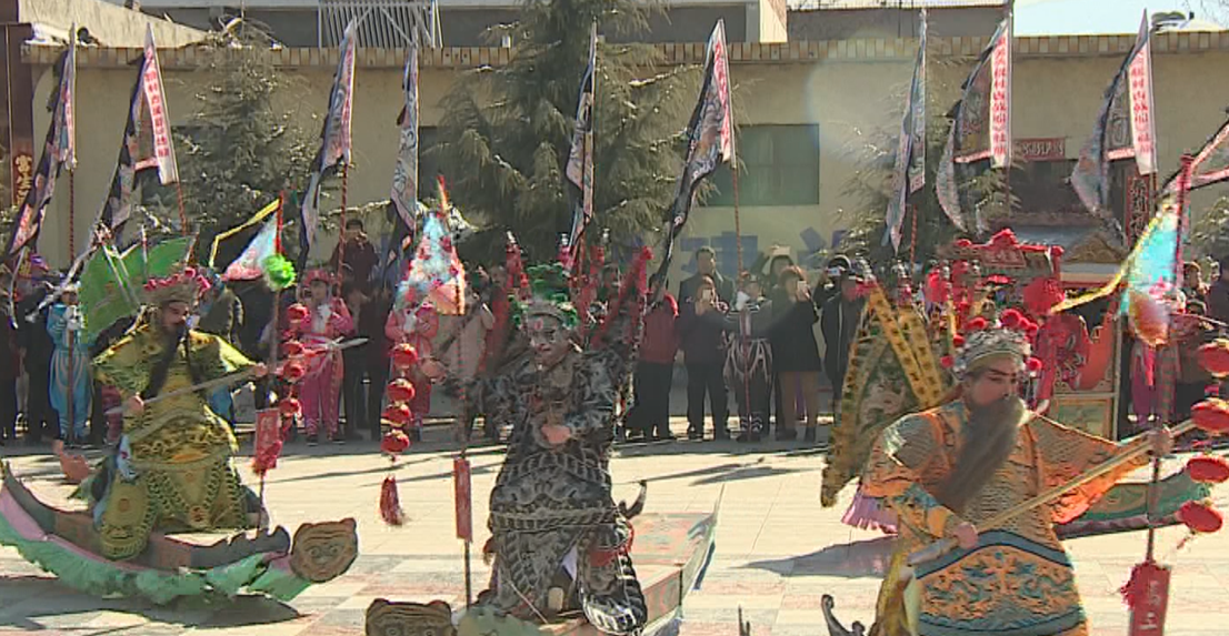 数十艘战船，排列有序，缓缓驶出