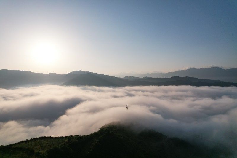 赏云霞雾霭，如梦如幻。