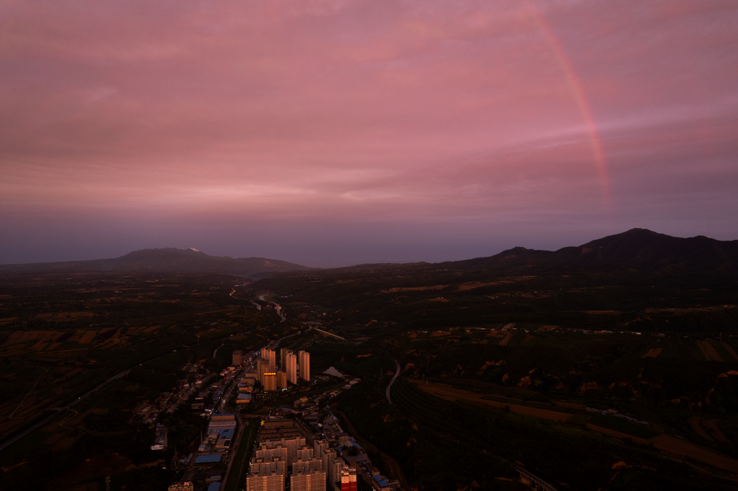 一道彩虹若隐若现。
