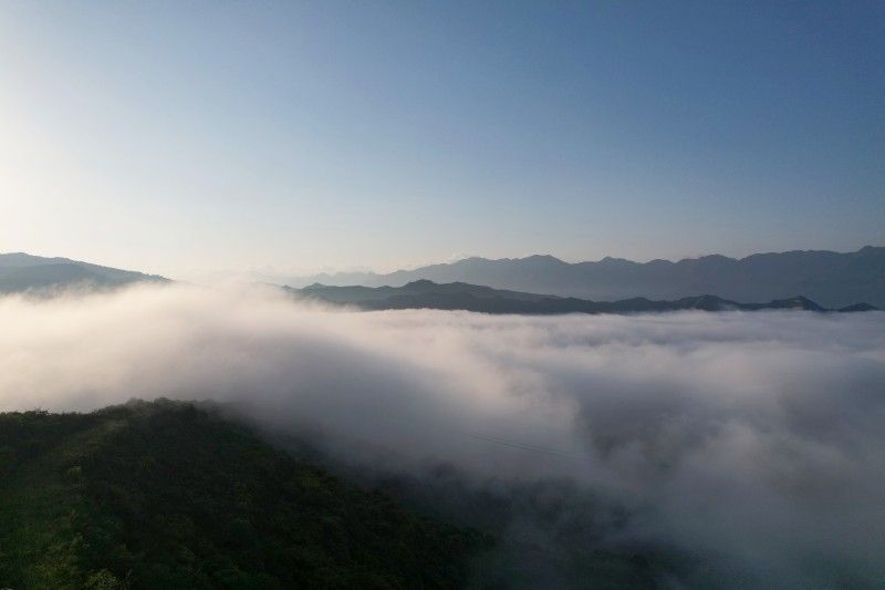 翻腾的云海似惊涛，如海潮。