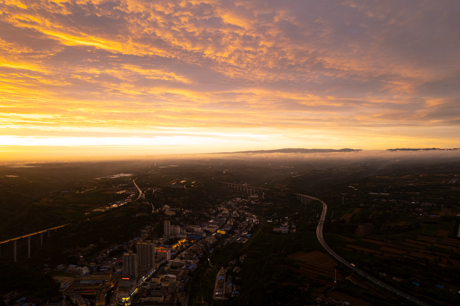 高架桥直通天际。