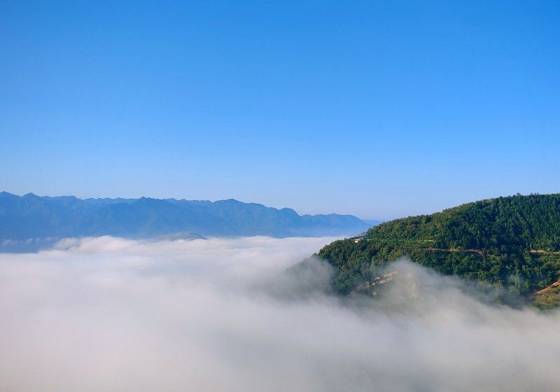 绵绵长飘三万尺，疑是银河降人间。