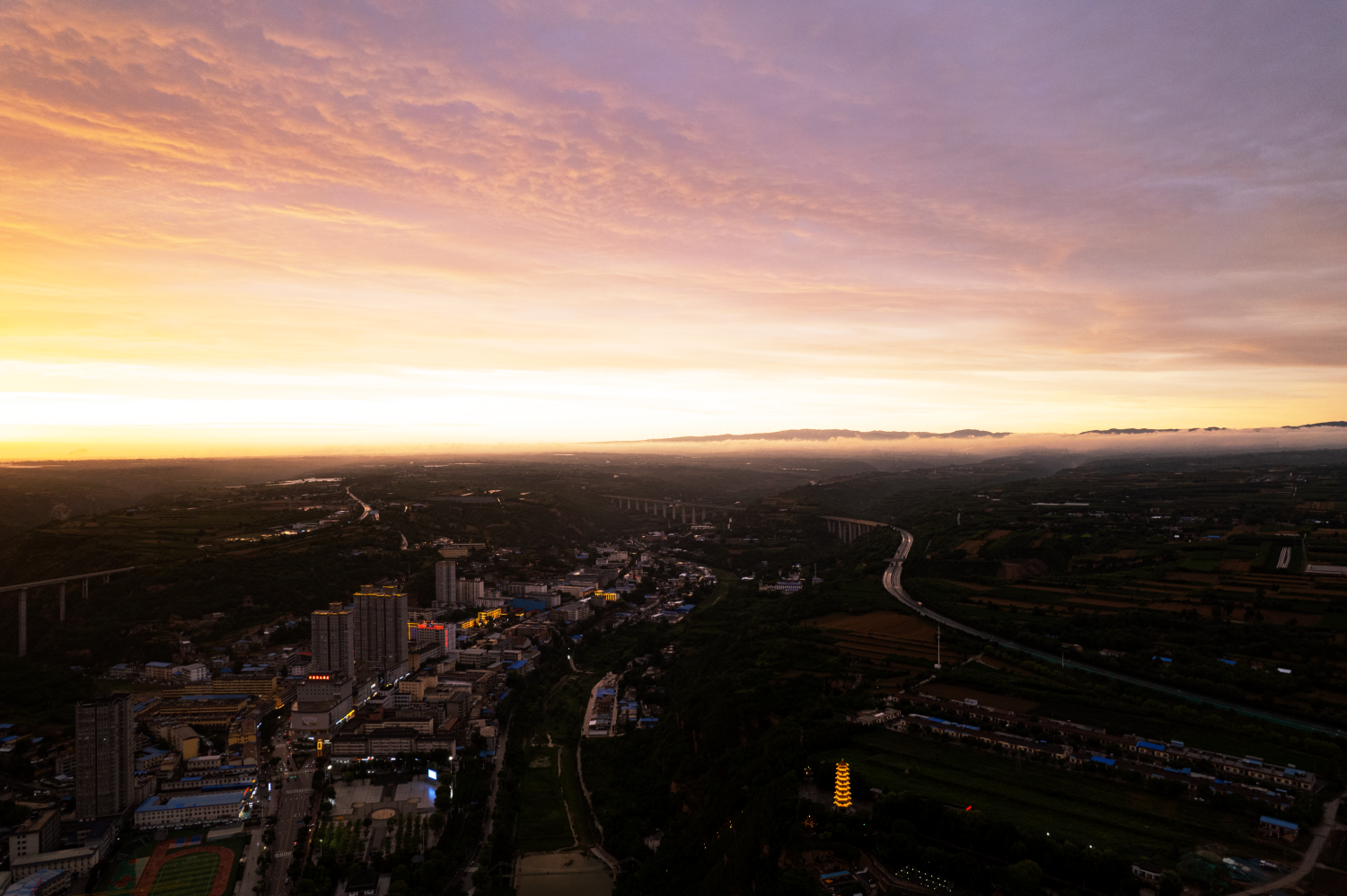 晚霞映衬下的淳化县城。