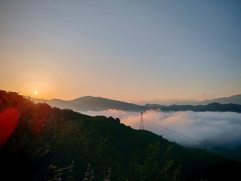 日出色彩晕云海。