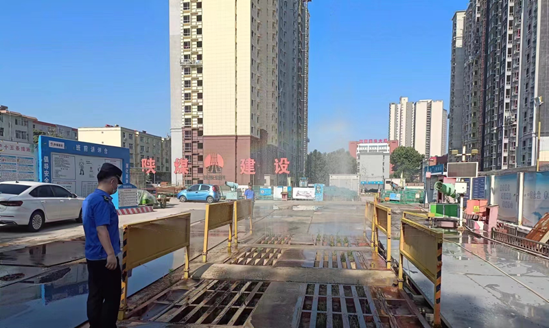 执法队员巡查辖区梅园新村工地，要求全时段开启喷淋、雾炮，洒水压尘，严格落实在线监测要求（本文图片由渭南市临渭区城市管理执法局提供）