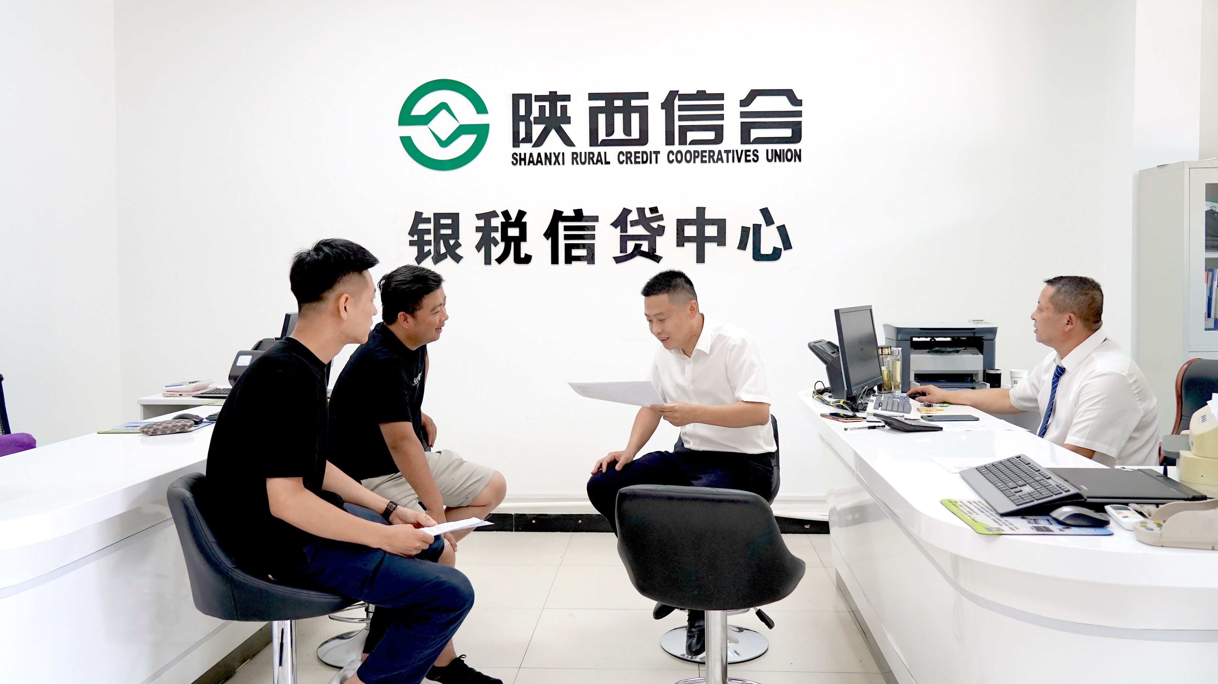 工作人员给客户讲解贷款政策