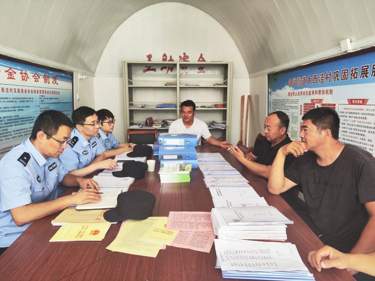 民警在调解矛盾纠纷