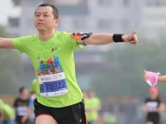 比赛中的王斌展现出自信的笑容