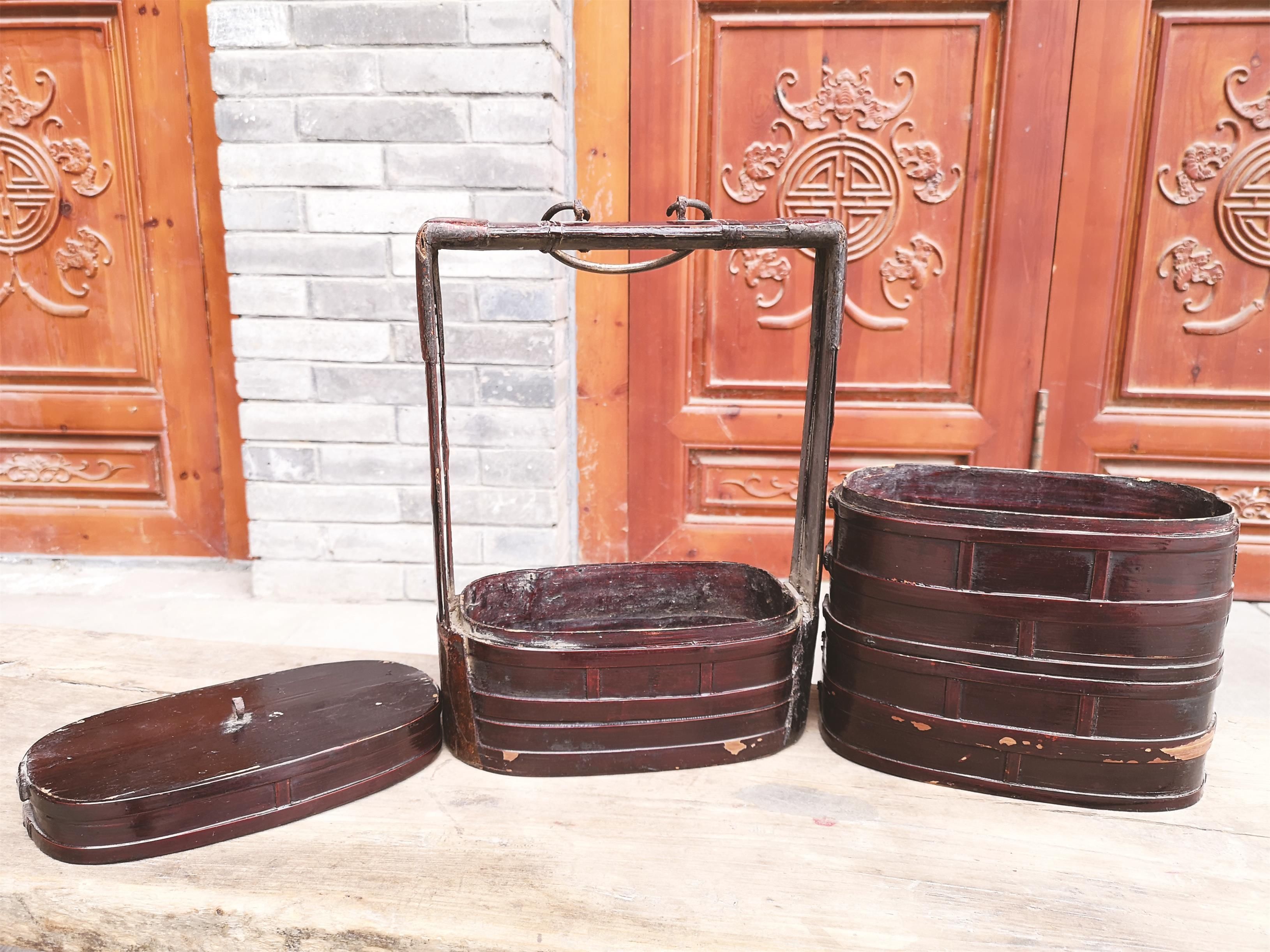 食盒内有分层，可以套装，容量较大。