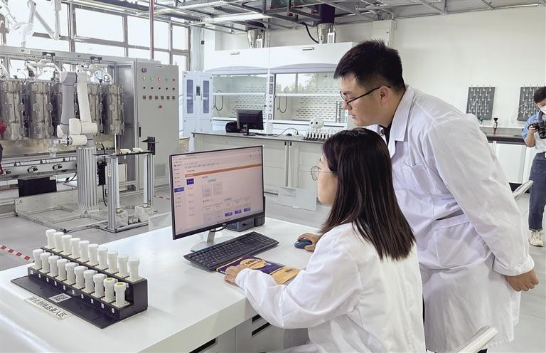 9月12日，在榆林中科洁净能源创新研究院催化材料综合实验室，工作人员进行药品实验。记者 蒲茜 摄