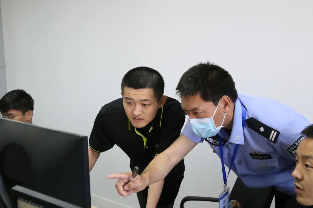 田渭军（右一）指导技术人员进行网络维护