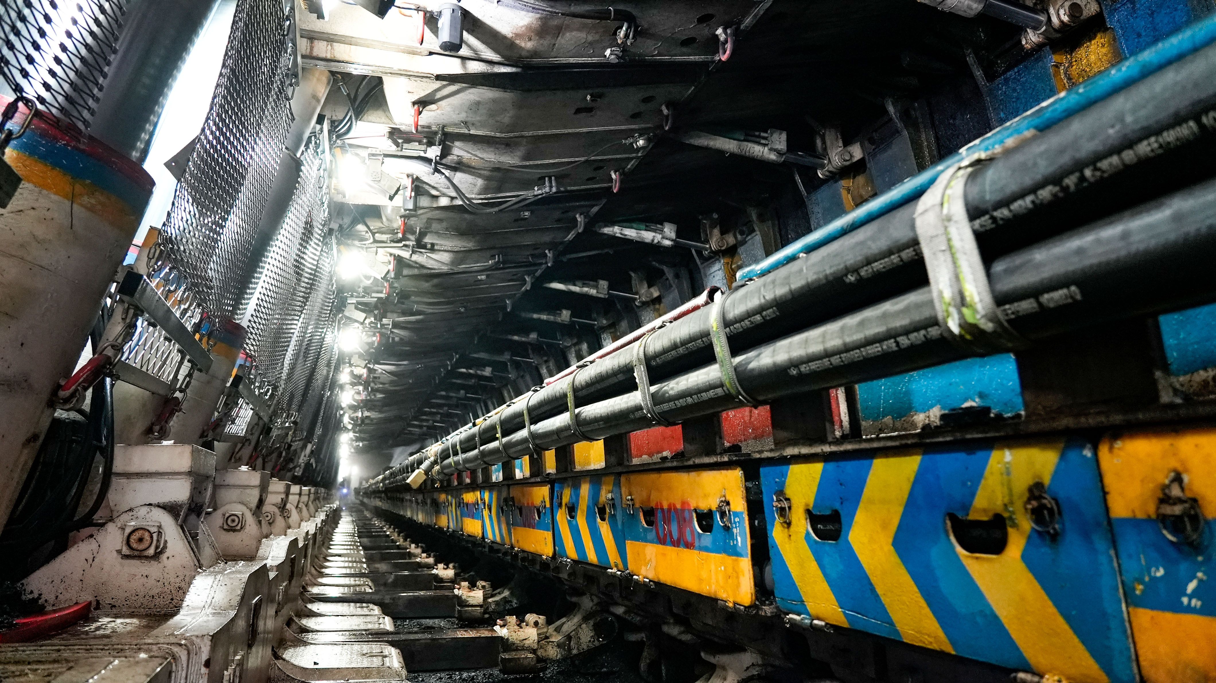 陕煤集团红柳林矿业公司百米井下智能化综采工作面