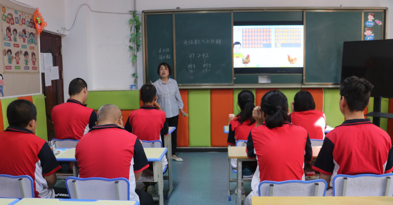 贠芳侠正在给学生上课