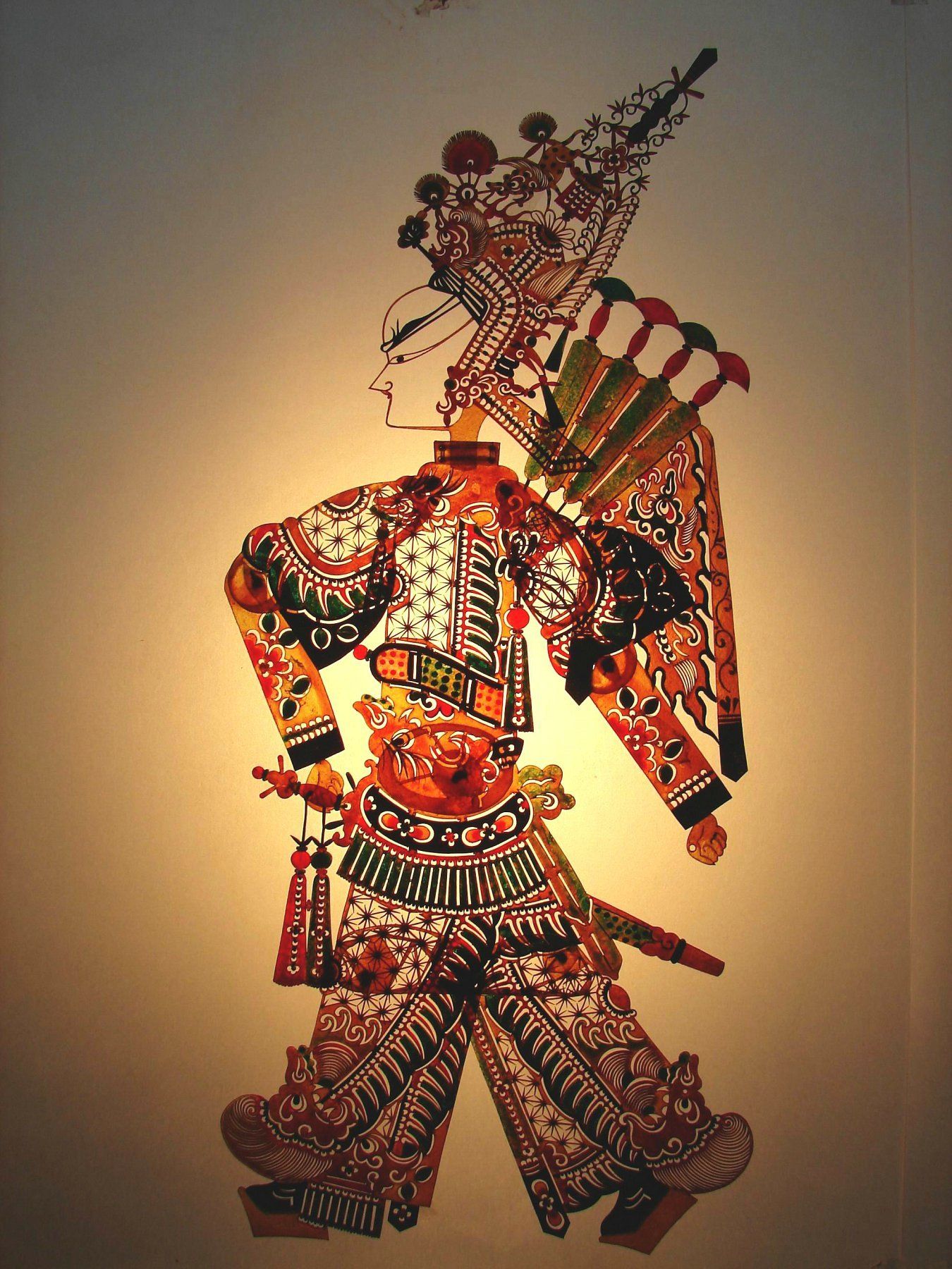 灯光下神采奕奕的皮影人