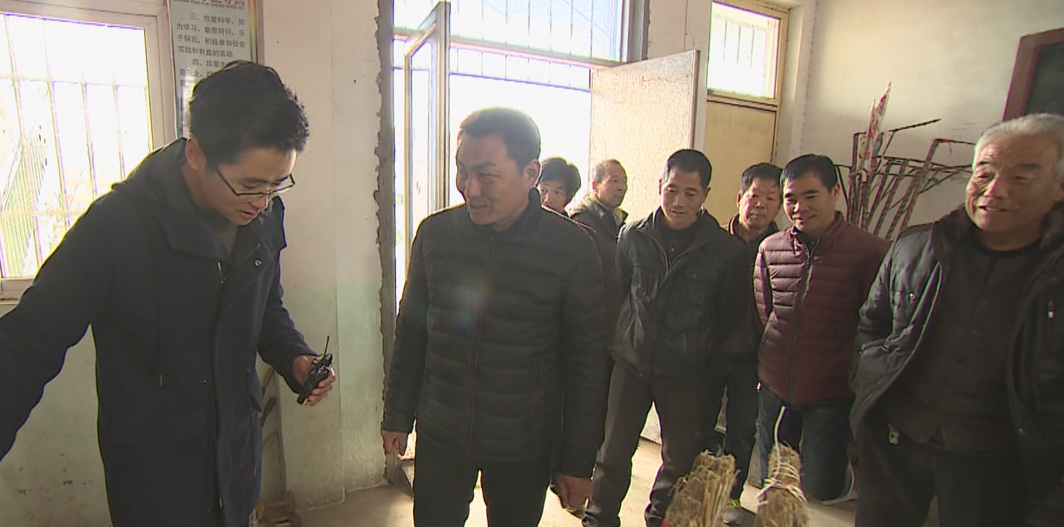 潼关黄河古战船传承人介绍演出道具（本文图片来源于潼关县融媒体中心）