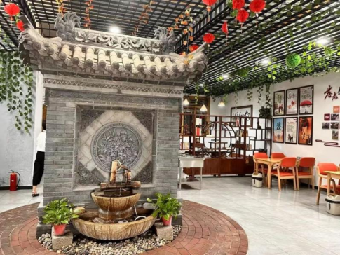 干净明亮的东张市村“高·幸食堂”