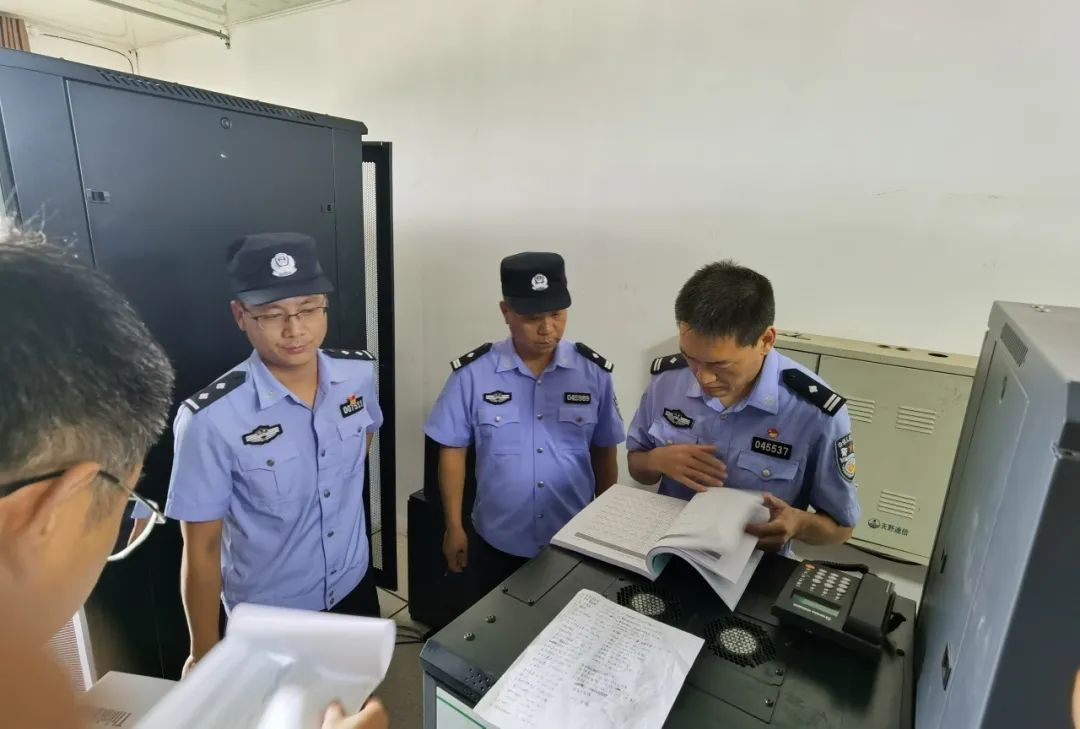 田渭军（右一）和同事讨论工作