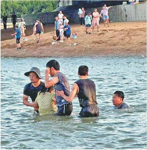 救人民警田渭军（右二）（本文图片来源于渭南市公安局）