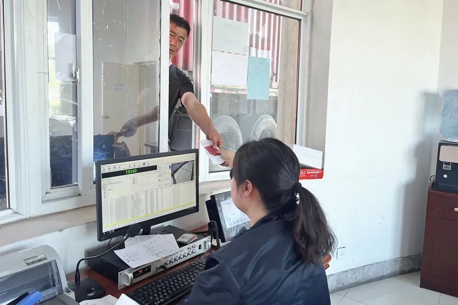 图为作者本人正在生产岗位上工作