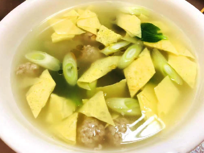 生汆丸子汤（图片来源于潼关县就业培训中心）