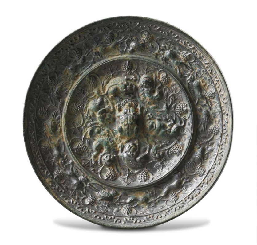 唐代瑞兽葡萄镜。