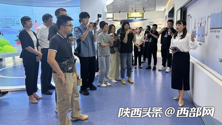 采访团在安康江南再生水厂参观