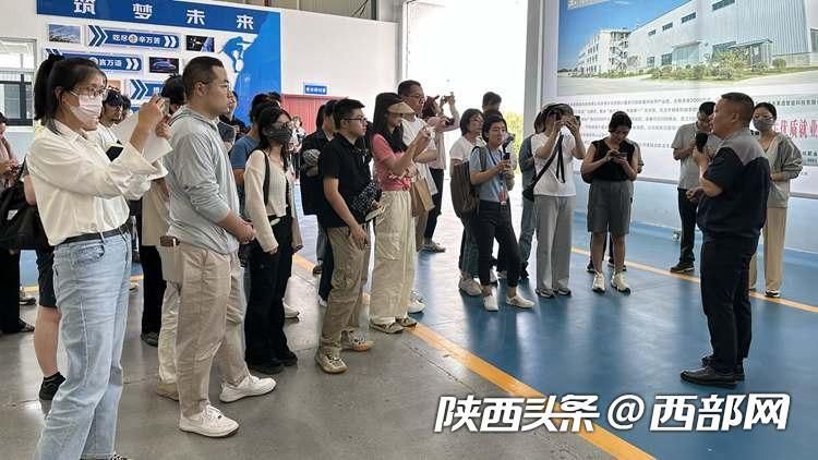 采访团在铜川精密零部件智能制造项目现场采访