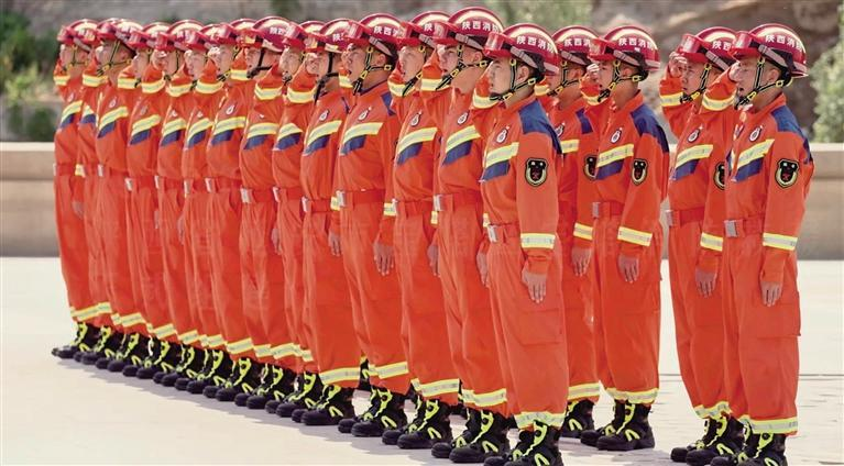 宝塔消防救援站的消防指战员在宝塔山下重温入党誓词（资料照片）。