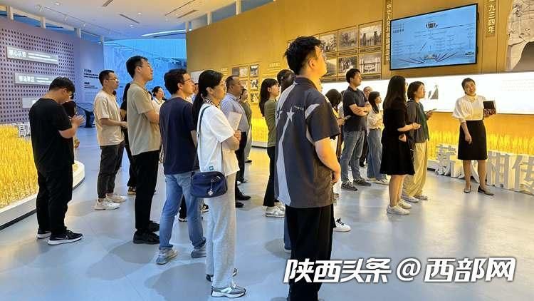 采访团在杨凌上合组织现代农业交流中心参观