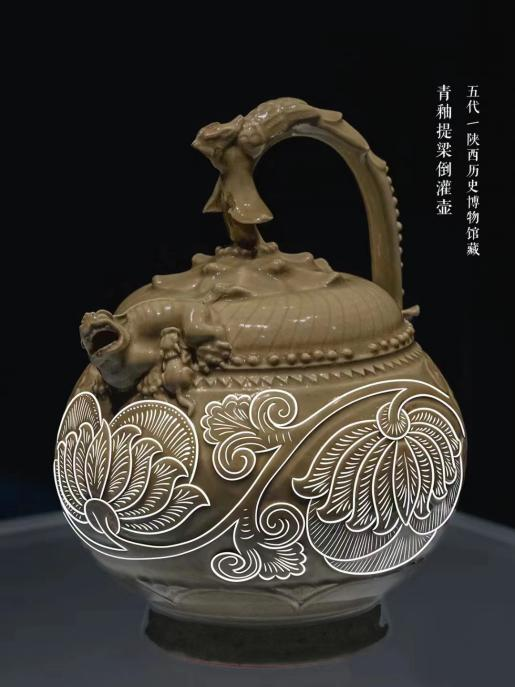 耀州窑青釉提梁倒灌壶缠枝牡丹纹饰。