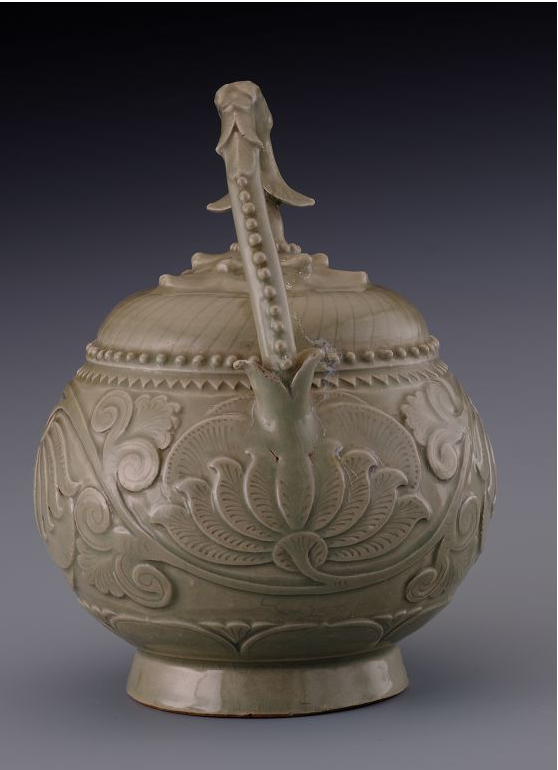 耀州窑青釉提梁倒灌壶，高18.3厘米、腹径14.3厘米、腹深12厘米。