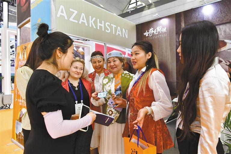8月18日，第十届中国西部文化产业博览会上，哈萨克斯坦展馆的工作人员给观众介绍旅游线路。记者 杜玮 摄