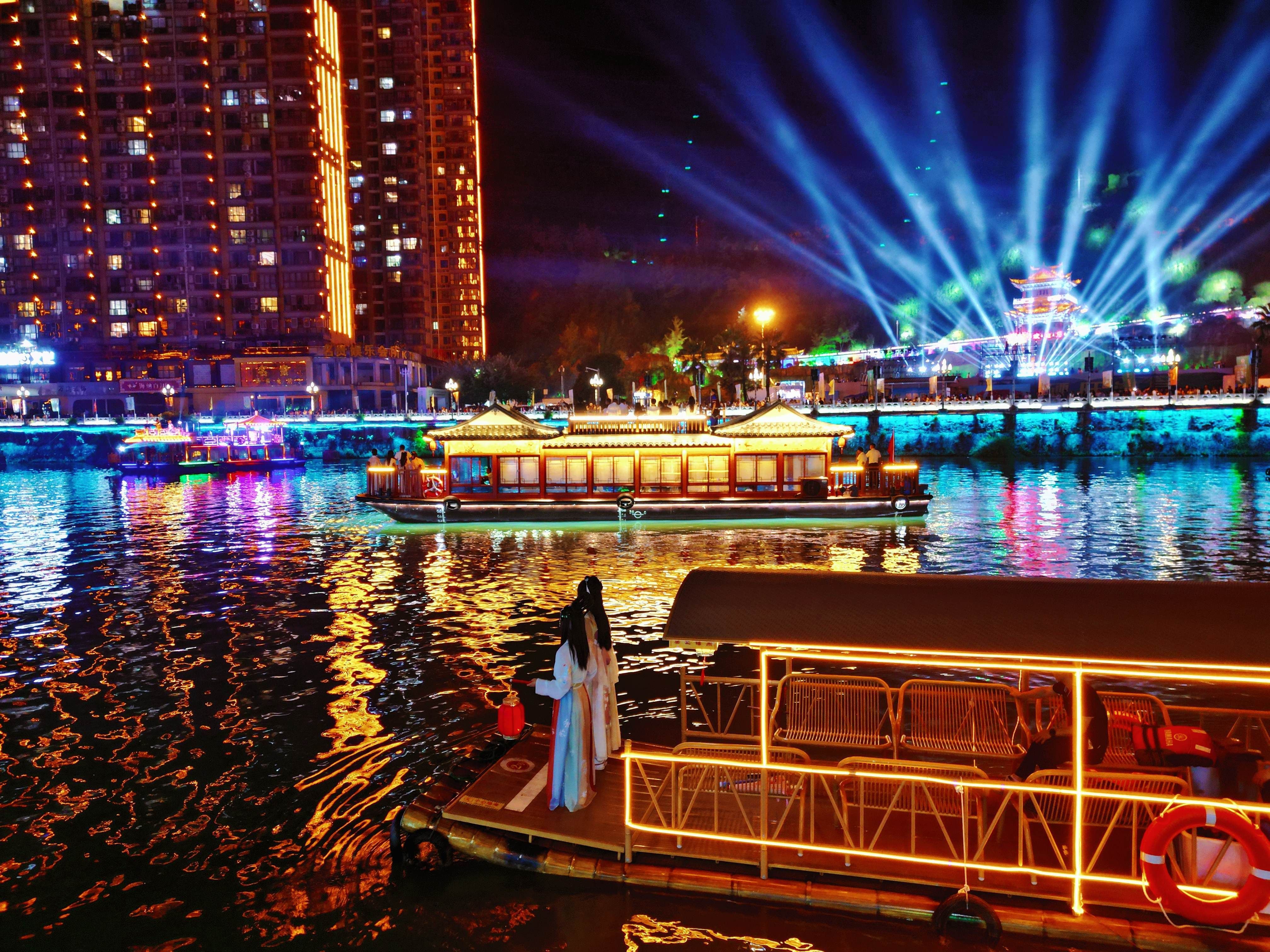 岚河夜画灯光秀表演