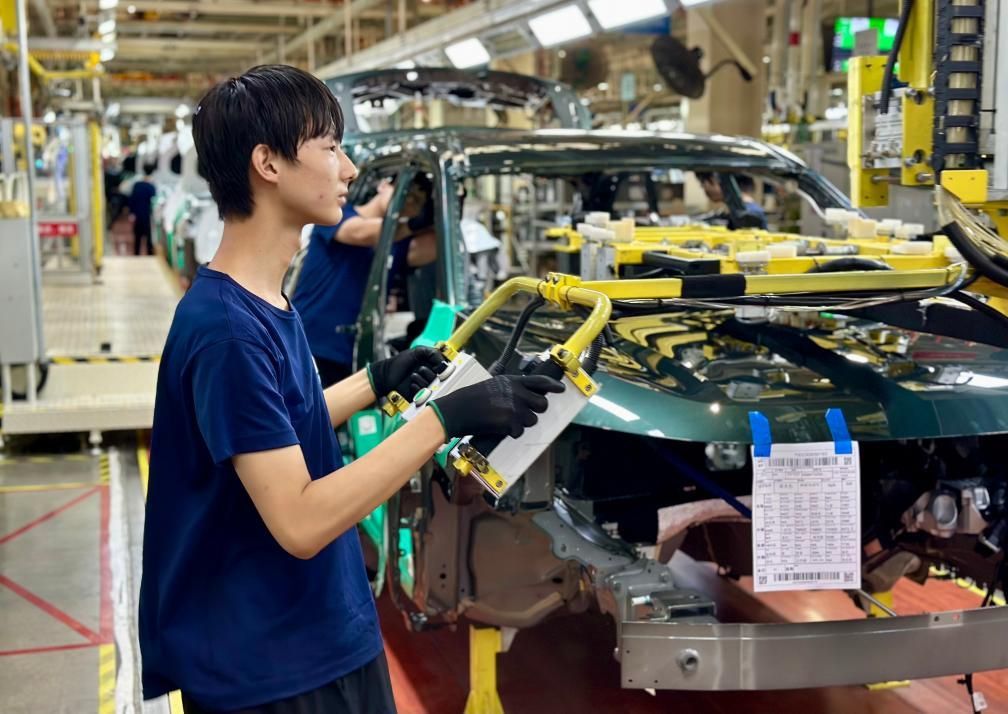 9月9日，宝鸡吉利汽车有限公司工人正在装配车间工作。新华社记者&nbsp;郑昕&nbsp;摄