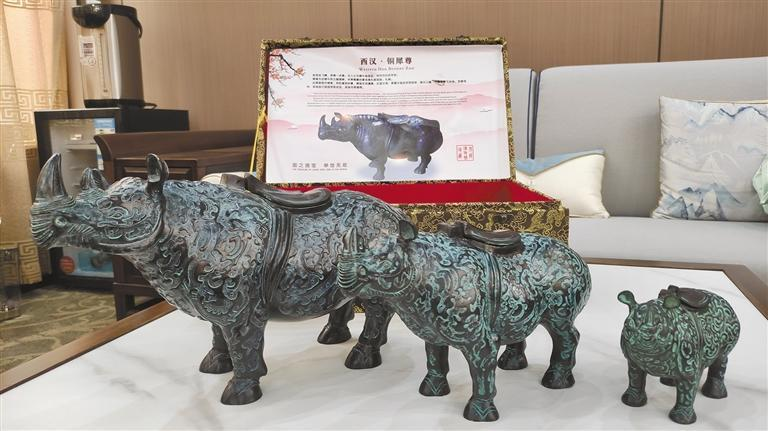 根据西汉错金银云纹青铜犀尊创作的相关文创产品。记者 张琪悦 摄