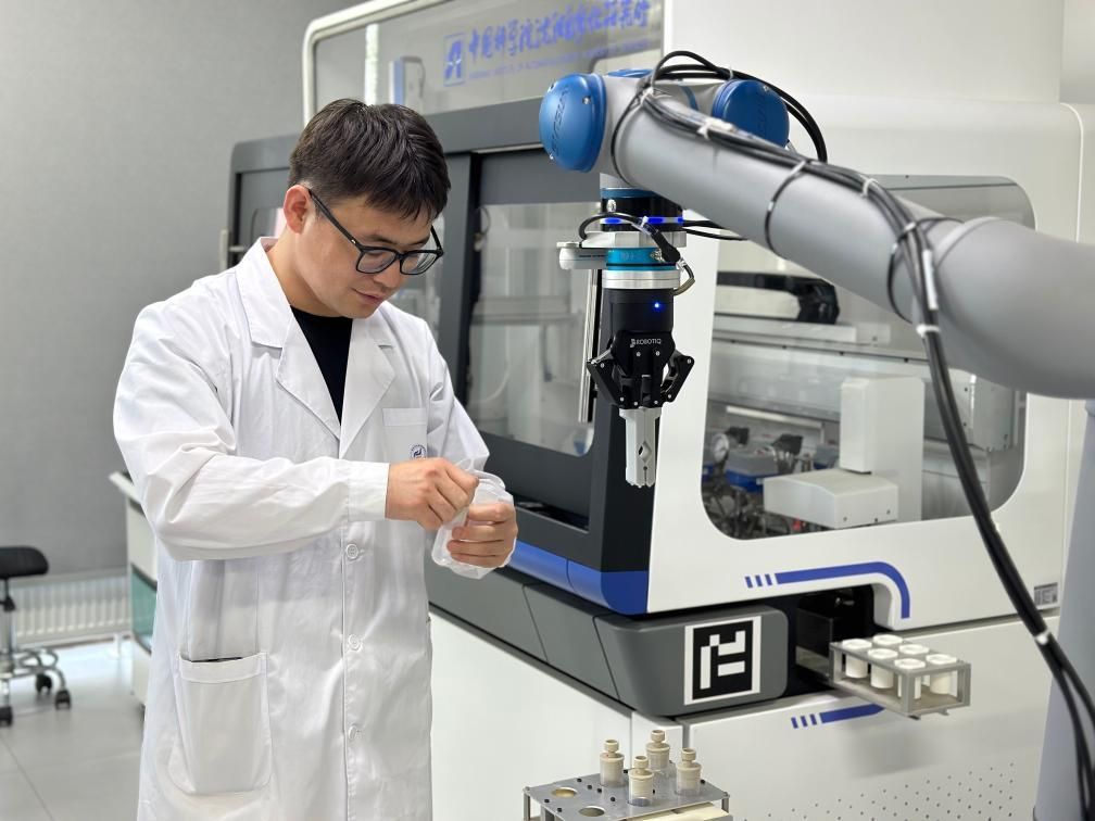 9月11日，科研人员正在陕西榆林中科洁净能源创新研究院做实验。新华社记者郑昕&nbsp;摄