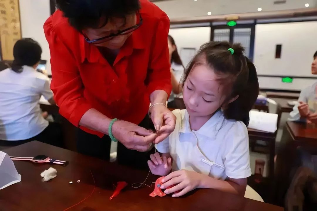 马玲仙在暑期史记小课堂活动中给学生授课（本文图片由焦大康提供）