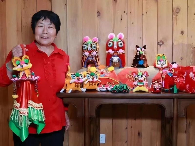 马玲仙和她制作的布艺玩偶