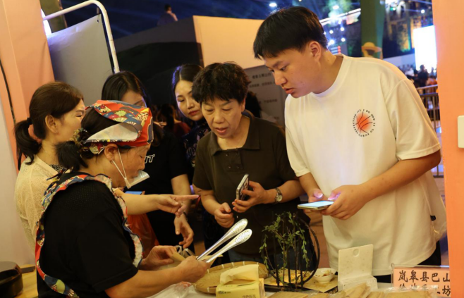 顾客争相购买油渣饼