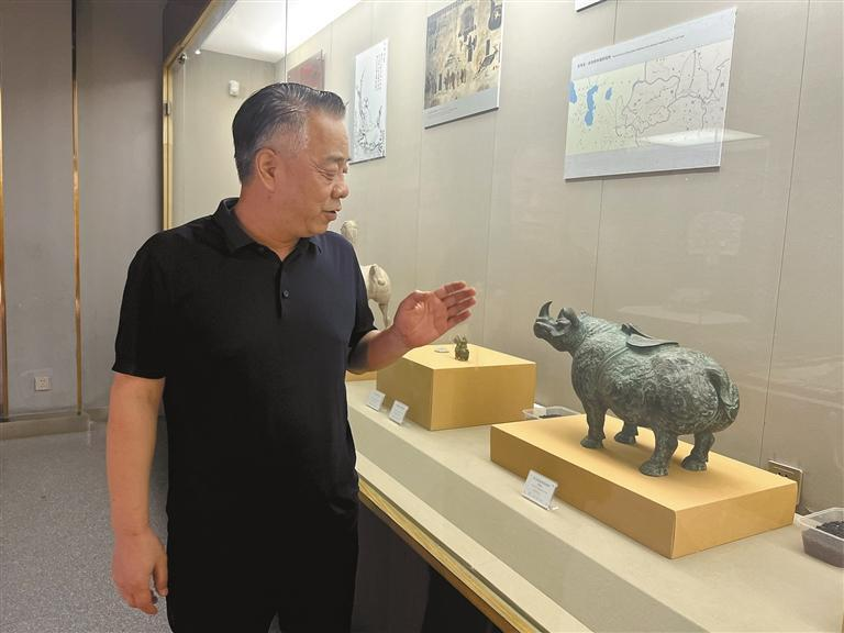 茂陵博物馆馆长田晖讲解西汉错金银云纹青铜犀尊。记者 张琪悦 摄