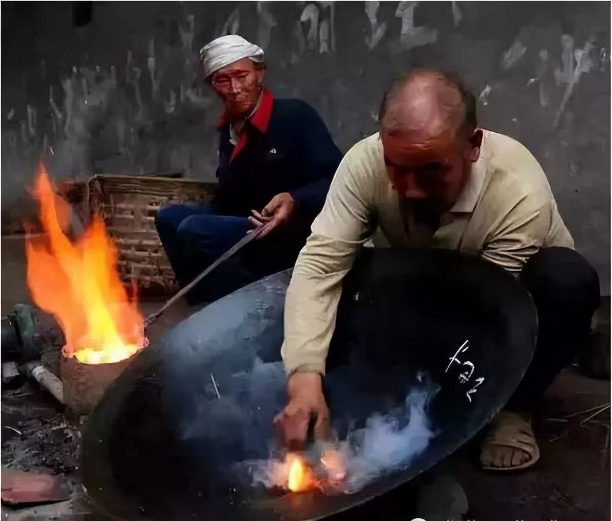 烧溶铁水,滴在锅的破损处补锅